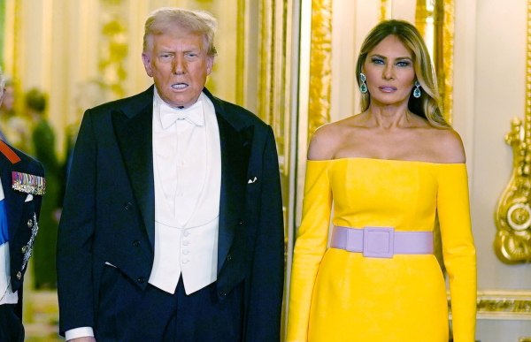 Έσπασε η Μελάνια Τραμπ το βασιλικό πρωτόκολλο με το καναρινί της φόρεμα;