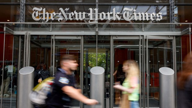 Η είσοδος του κτιρίου των New York Times
