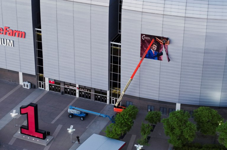 ΗΠΑ: Ένοπλος συνελήφθη στον χώρο που θα τελεστεί η επιμνημόσυνη δέηση του Τσάρλι Κερκ