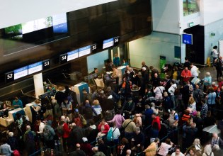 Υποψίες για ρωσικό δάκτυλο στην κυβερνοεπίθεση στα αεροδρόμια – Συνεχίζεται το χάος στους αιθέρες