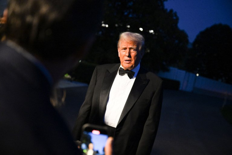 Ο Τραμπ νευρίασε με μια ανάρτηση, αντικατέστησε έναν εισαγγελέα και διέταξε τη δίωξη αυτού που τον νευρίασε