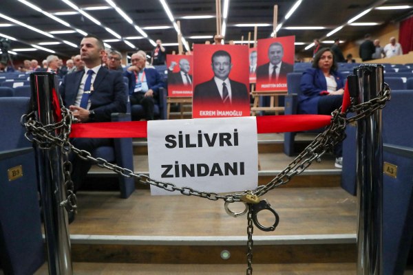 Μήνυμα Ιμάμογλου από τη φυλακή: Η τουρκική δημοκρατία απειλείται σοβαρά