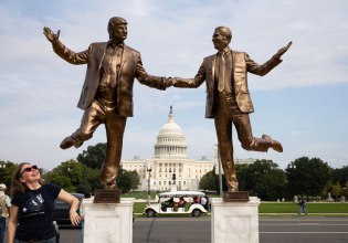 Άγαλμα με Τραμπ και Έπσταϊν να κρατιούνται χέρι-χέρι εμφανίστηκε στην Ουάσιγκτον
