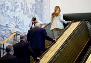 Απρόοπτα για τον Τραμπ στη Γ.Σ του ΟΗΕ – Κόλλησε η κυλιόμενη σκάλα, χάλασε ο τηλεπροβολέας [βίντεο]