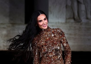 Η Ντέμι Μουρ πρωταγωνιστεί στην ταινία «The Tiger» του οίκου Gucci – To Χόλιγουντ αγκαλιά με τη μόδα