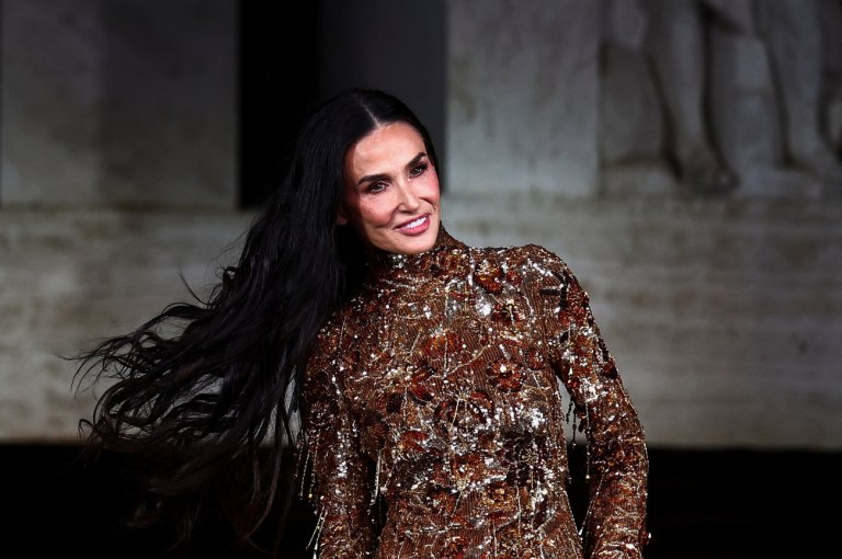 Η Ντέμι Μουρ πρωταγωνιστεί στην ταινία «The Tiger» του οίκου Gucci – To Χόλιγουντ αγκαλιά με τη μόδα