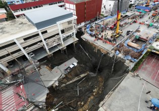 Σοκαριστικές εικόνες από την Μπανγκόκ: Άνοιξε τεράστια τρύπα βάθους 50 μέτρων μπροστά από νοσοκομείο