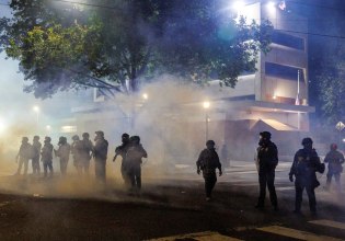 Ο Τραμπ στέλνει στρατό στο Πόρτλαντ «που βρίσκεται υπό πολιορκία της Antifa»