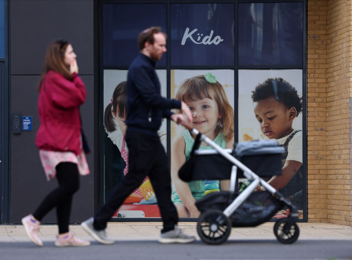 Γονείς περνούν έξω από νηπιαγωγείο της Kido International στο νότιο Λονδίνο στις 27 Σεπτεμβρίου (Reuters)