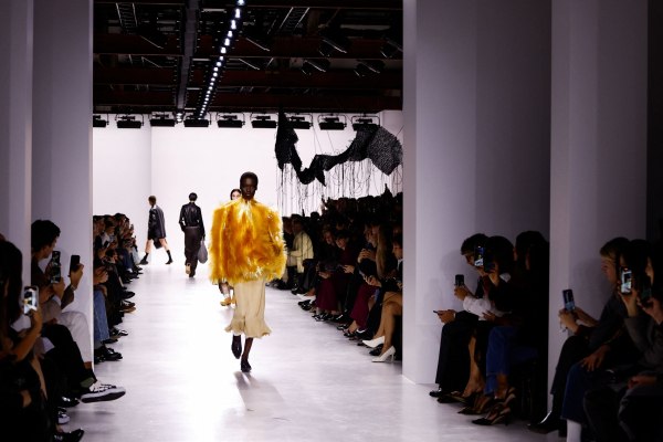 Το ντεμπούτο της Louise Trotter για τη Bottega Veneta είχε τη «λαχτάρα» ενός κουτιού με καραμέλες