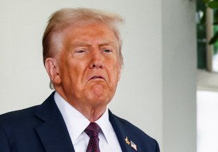 Ο Ντόναλντ Τραμπ ποστάρει βίντεο με τον AI εαυτό του να στηρίζει μια θεωρία συνωμοσίας – 12 ώρες μετά κατάλαβε τι έκανε