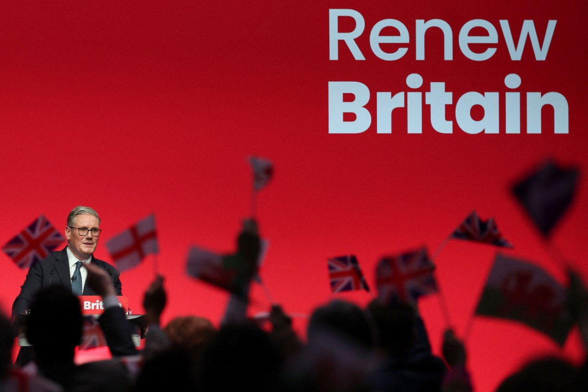 Πολιτικό εκκρεμές στη Βρετανία – Ο αμφισβητούμενος Στάρμερ, ο λαϊκισμός του Φάρατζ και ο «Βασιλιάς του Βορρά»