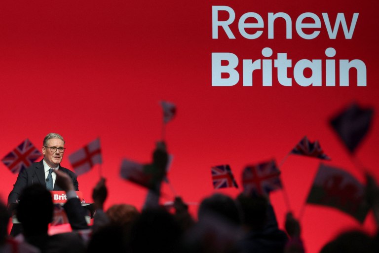 Πολιτικό εκκρεμές στη Βρετανία – Ο αμφισβητούμενος Στάρμερ, ο λαϊκισμός του Φάρατζ και ο «Βασιλιάς του Βορρά»