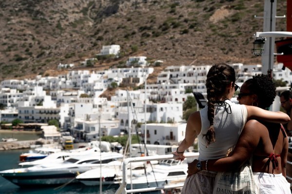 Τουρισμός: Οι πρωτοφανείς πιέσεις στις υποδομές και το «αντάρτικο» της τοπικής αυτοδιοίκησης