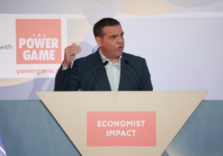 Τσίπρας: Παραδώσαμε μια χώρα στο ξέφωτο και η κυβέρνηση Μητσοτάκη την οδηγεί πάλι σε αδιέξοδο – Επιτελικό κράτος της διαφθοράς και των επιδοτούμενων στελεχών με Πόρσε