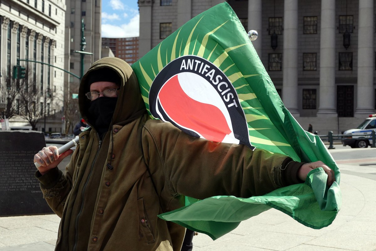 Τι σημαίνει στ’ αλήθεια Antifa; Μπορεί ο Τραμπ να τους χαρακτηρίσει «τρομοκρατική οργάνωση»;