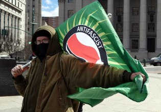 Τι σημαίνει στ’ αλήθεια Antifa; Μπορεί ο Τραμπ να τους χαρακτηρίσει «τρομοκρατική οργάνωση»;