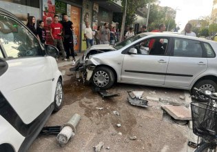 Καλαμάτα: Τροχαίο με σύγκρουση δύο ΙΧ έξω από φαρμακείο – Στο νοσοκομείο οι δύο οδηγοί