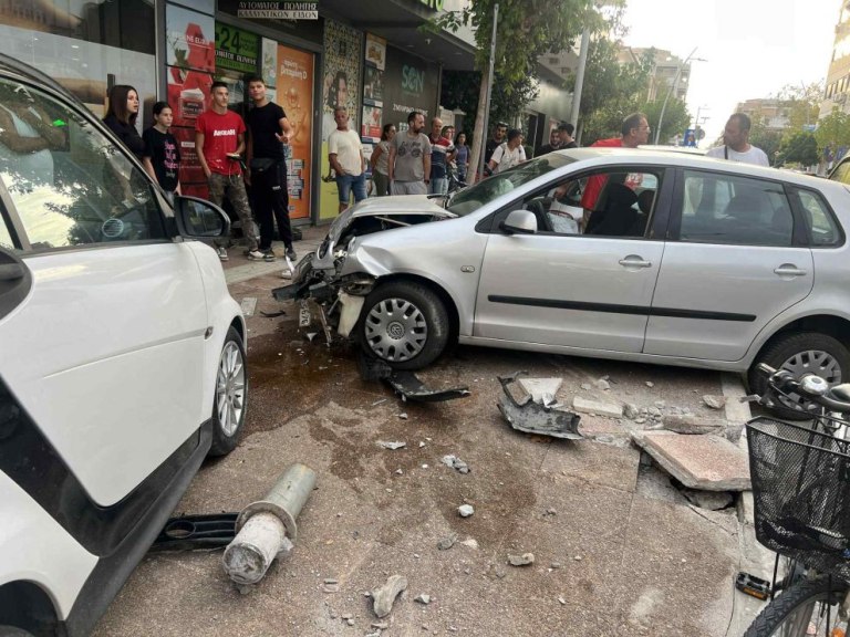 Καλαμάτα: Τροχαίο με σύγκρουση δύο ΙΧ έξω από φαρμακείο – Στο νοσοκομείο οι δύο οδηγοί