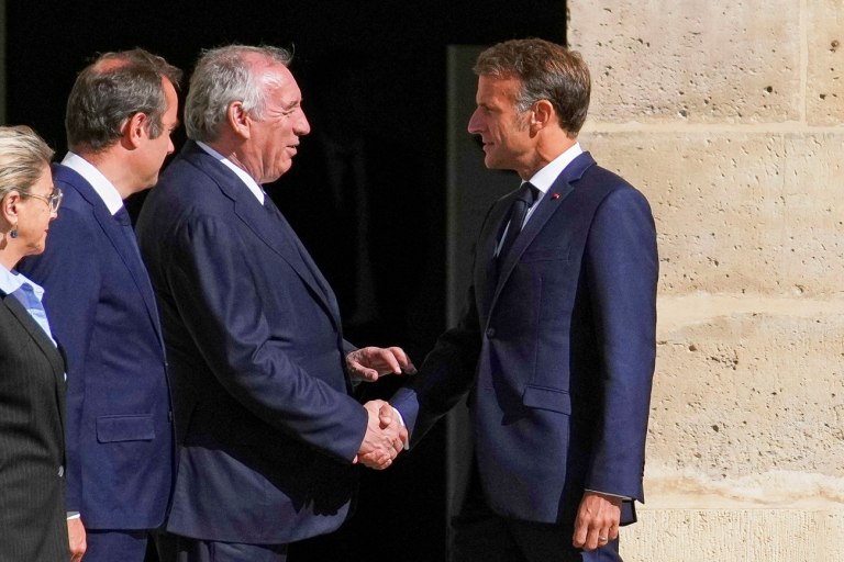 Γαλλία: Παραιτήθηκε ο Φρανσουά Μπαϊρού – Αποχώρησε από το Ελιζέ – Εν αναμονή των αποφάσεων Μακρόν