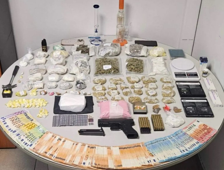 Θεσσαλονίκη: «Σούπερ μάρκετ» ναρκωτικών διέθετε 46χρονος – Τα έκρυβε σε τσάντες, ράφια και ντουλάπες