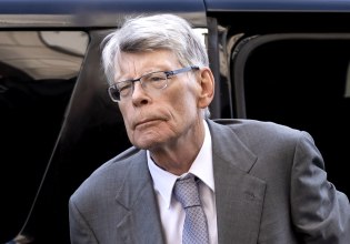 Ο Στίβεν Κινγκ απολογείται επειδή είπε ότι ο Τσάρλι Κερκ «υποστήριξε τον λιθοβολισμό των ομοφυλοφίλων»