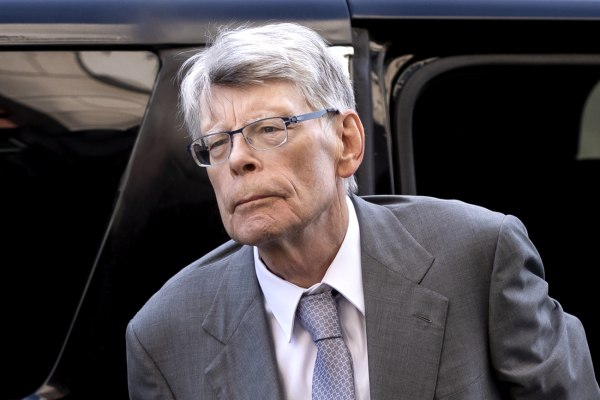 Ο Στίβεν Κινγκ απολογείται επειδή είπε ότι ο Τσάρλι Κερκ «υποστήριξε τον λιθοβολισμό των ομοφυλοφίλων»