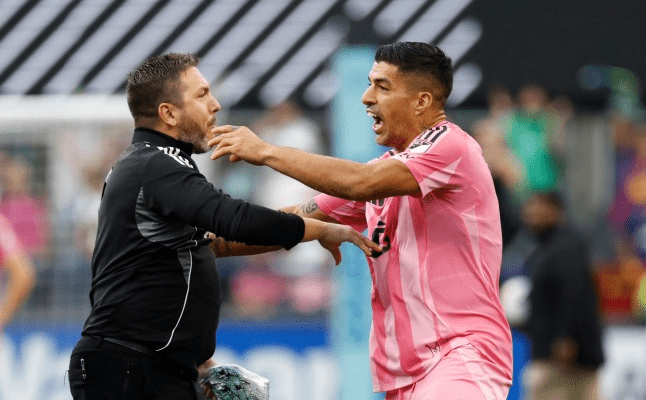 Ο Λουίς Σουάρες έφτυσε αντίπαλο προπονητή στον τελικό του League Cup (vid)