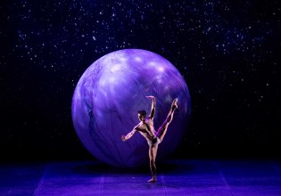 «Pierre Cardin, o χορός του Γαλαξία»: Ένα φαντασμαγορικό υπερθέαμα στο Christmas Theater