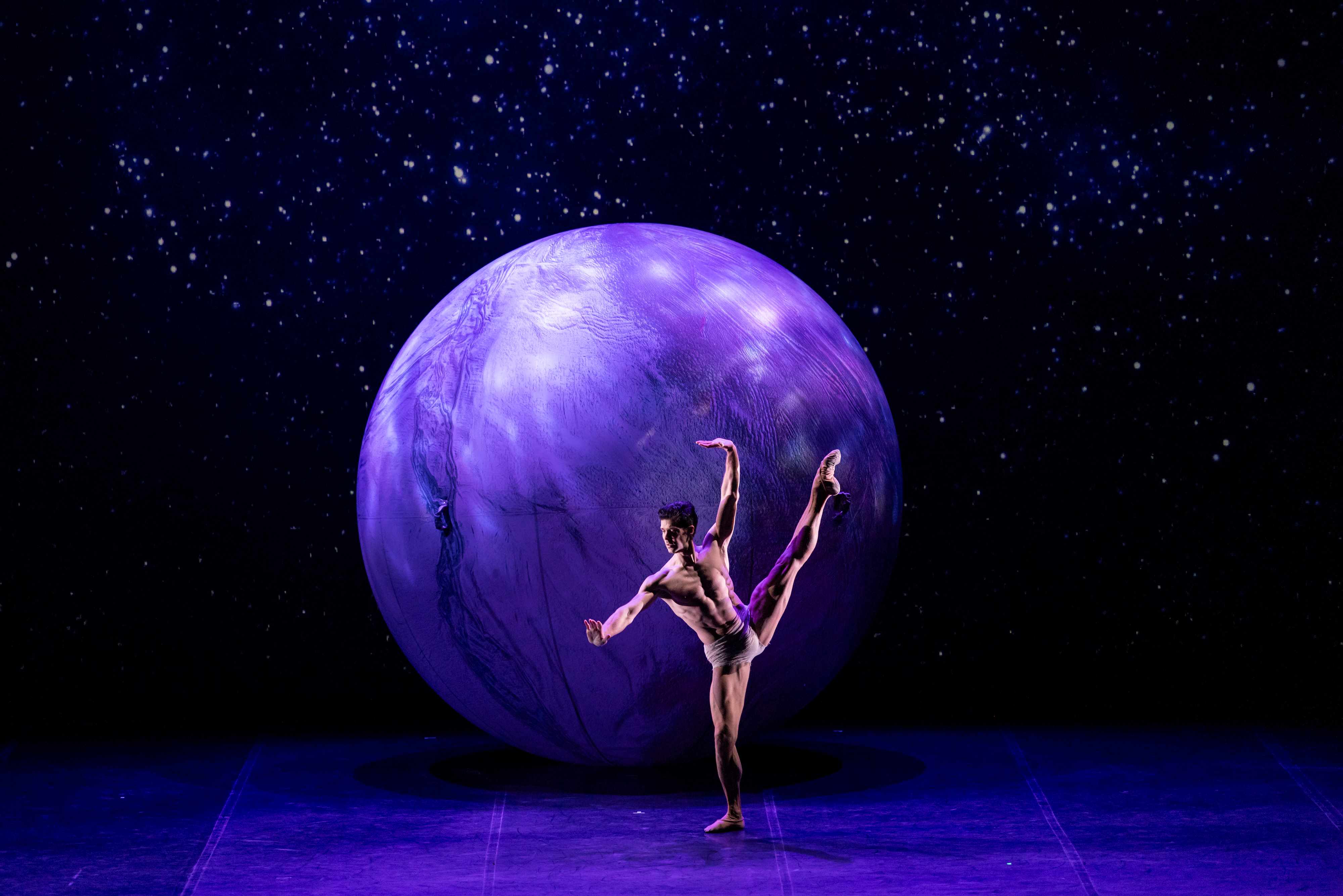 «Pierre Cardin, o χορός του Γαλαξία»: Ένα φαντασμαγορικό υπερθέαμα στο Christmas Theater