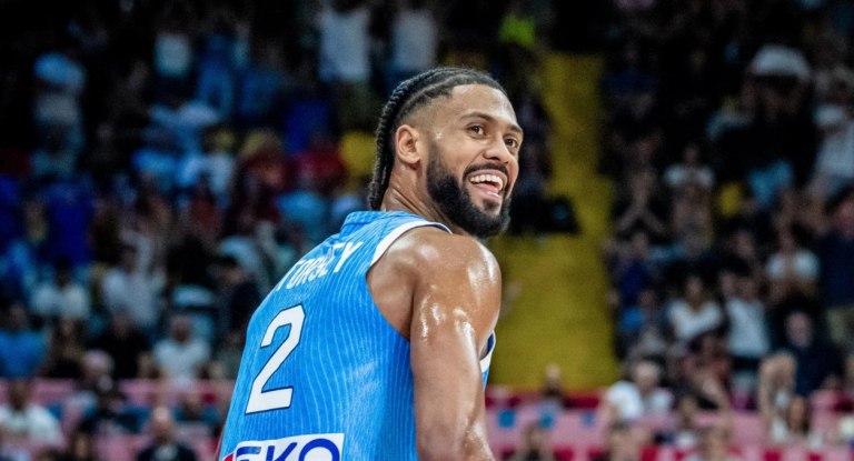 Πετάει… φωτιές ο Τάιλερ Ντόρσεϊ: Το εντυπωσιακό επίτευγμα στο Eurobasket 2025 (vids)