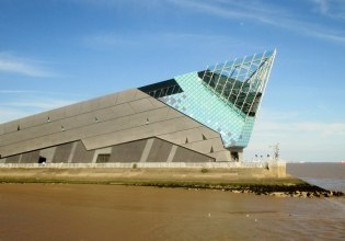 «Τα κτίριά του ήταν πάντα έτοιμα για κοντινό πλάνο» – Πώς η μεταμοντέρνα αλαζονεία του Terry Farrell κατέκτησε τον κόσμο