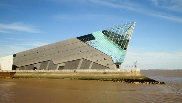 «Τα κτίριά του ήταν πάντα έτοιμα για κοντινό πλάνο» – Πώς η μεταμοντέρνα αλαζονεία του Terry Farrell κατέκτησε τον κόσμο