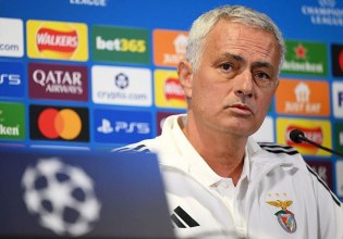 Ο Μουρίνιο και η συγκινητική αγκαλιά με υπάλληλο της Τσέλσι (vids)