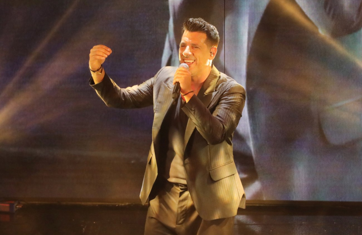 Μια βραδιά με την Ιερά Μητρόπολη Πειραιώς και τον Θοδωρή Φέρρη για τους συνανθρώπους μας που έχουν ανάγκη