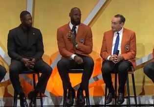 Συγκλονιστική ομιλία του Λεμπρόν για τον Κόμπι στο Hall of Fame: «Θέλαμε να τον κάνουμε περήφανο»