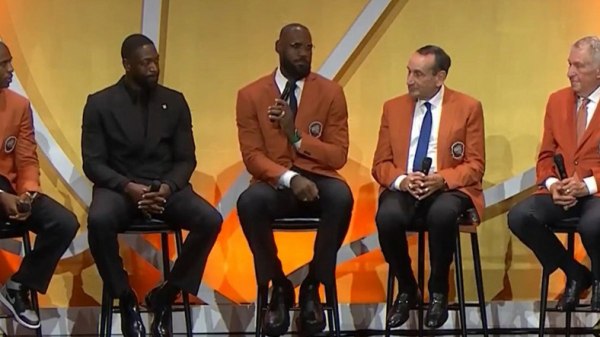 Συγκλονιστική ομιλία του Λεμπρόν για τον Κόμπι στο Hall of Fame: «Θέλαμε να τον κάνουμε περήφανο»