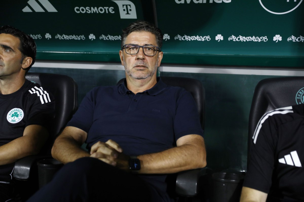 Γυρίζει στον πάγκο και ποιους να δει…