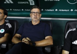 Γυρίζει στον πάγκο και ποιους να δει…