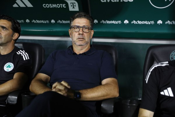 Γυρίζει στον πάγκο και ποιους να δει…