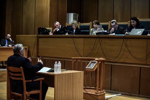 Χρυσή Αυγή: Τρεις μόνο πίσω από τα κάγκελα