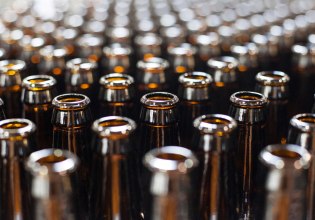 Στους 25 οι νεκροί από την κατανάλωση αλκοόλ στη Ρωσία – «Θανατηφόρα τα επίπεδα μεθανόλης»