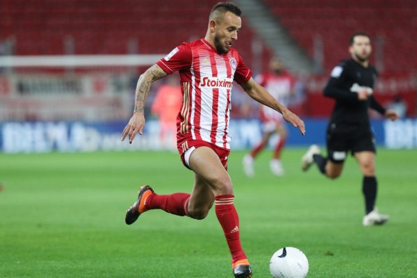 Ο Ραφίνια παρέλαβε τη φανέλα των 100 χρόνων και ευχαρίστησε τον Βαγγέλη Μαρινάκη (pic)