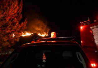 Φωτιά στον Καρέα: Άνοιξε η δεξιά λωρίδα στην Αλίμου – Κατεχάκη προς την Ηλιούπολη