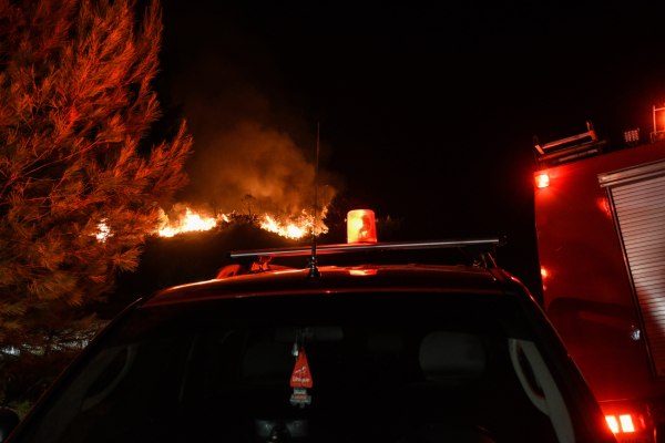 Φωτιά στον Καρέα: Άνοιξε η δεξιά λωρίδα στην Αλίμου – Κατεχάκη προς την Ηλιούπολη