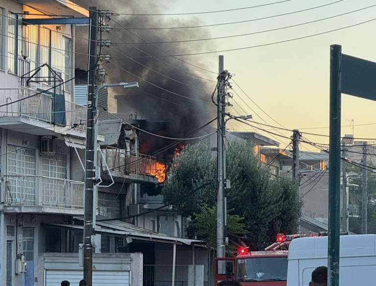 Φωτιά σε επιχείρηση στο Περιστέρι – Στο νοσοκομείο με αναπνευστικά προβλήματα ένα άτομο