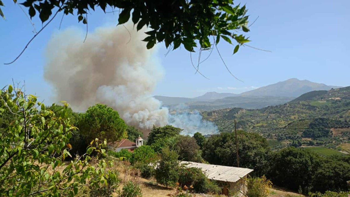 Φωτιά στο Άλσος Αχαΐας: Εκκενώνονται οι οικισμοί Μερτίδι και Λάκκα – Μηνύματα από το 112