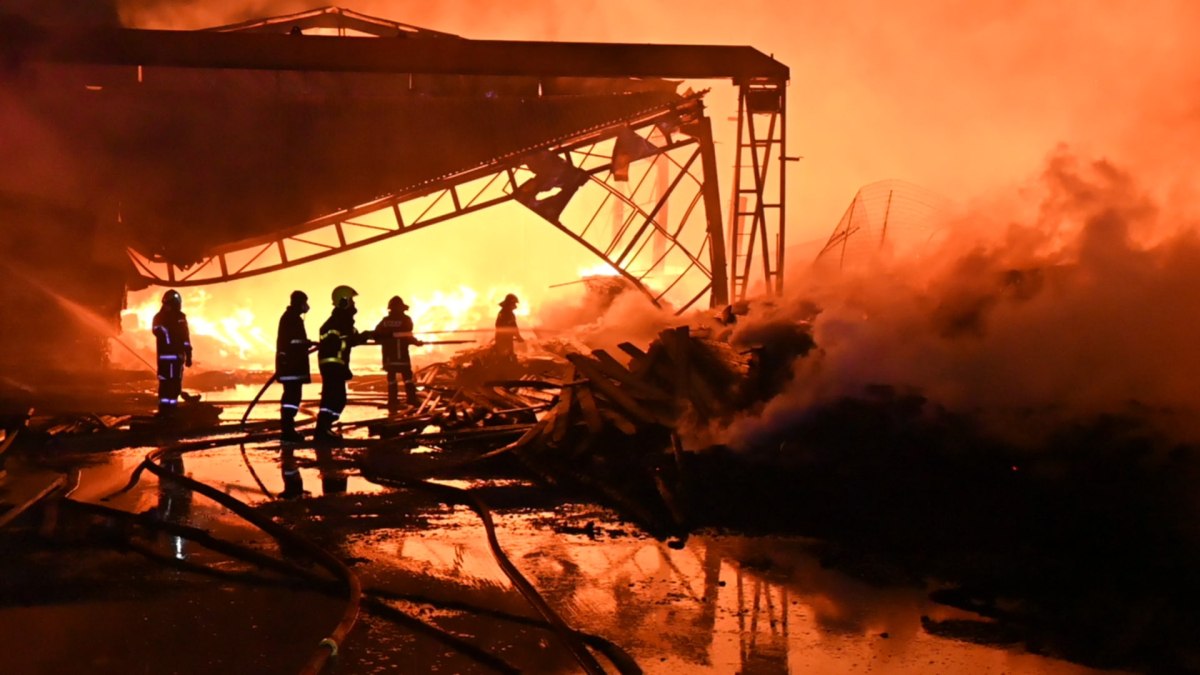 Δύσκολη νύχτα στο Μενίδι: Μαίνεται η φωτιά στο εργοστάσιο ξυλείας – Κάηκε ολοσχερώς βιοτεχνία υποδημάτων