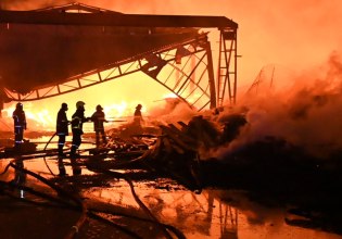 Δύσκολη νύχτα στο Μενίδι: Μαίνεται η φωτιά στο εργοστάσιο ξυλείας – Κάηκε ολοσχερώς βιοτεχνία υποδημάτων