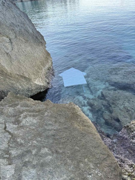 Άγνωστοι πέταξαν τραπεζοκαθίσματα στη θάλασσα σε φημισμένη παραλία